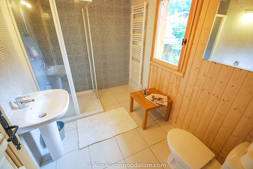 Chalet Esse Samoëns -  Spacious family bathroom with shower