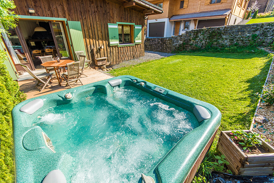 Chalet Taylor Morillon - The sunny garden features a luxurious hot tub