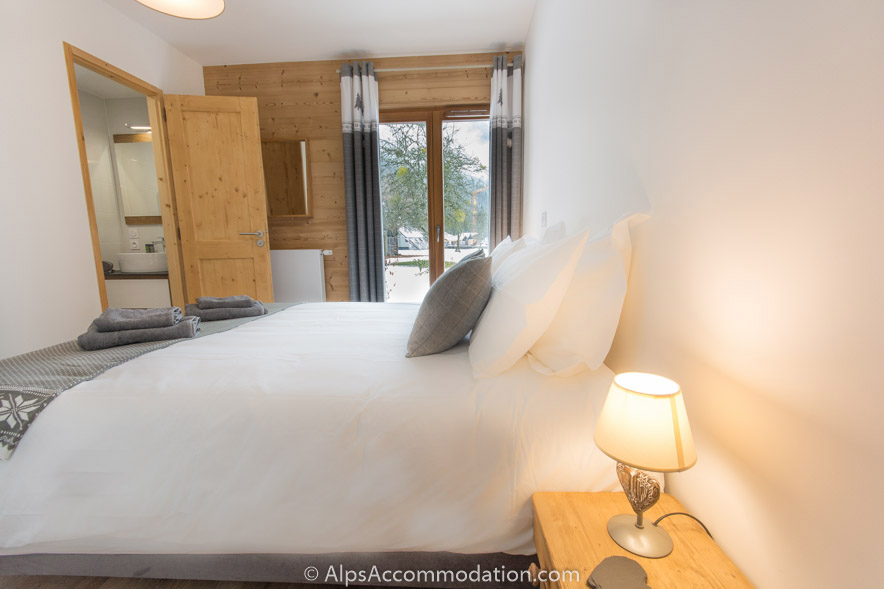 No.1 Chalet L'Orlaya Samoëns - The ensuite king or twin bedroom with patio doors giving access to the gardens