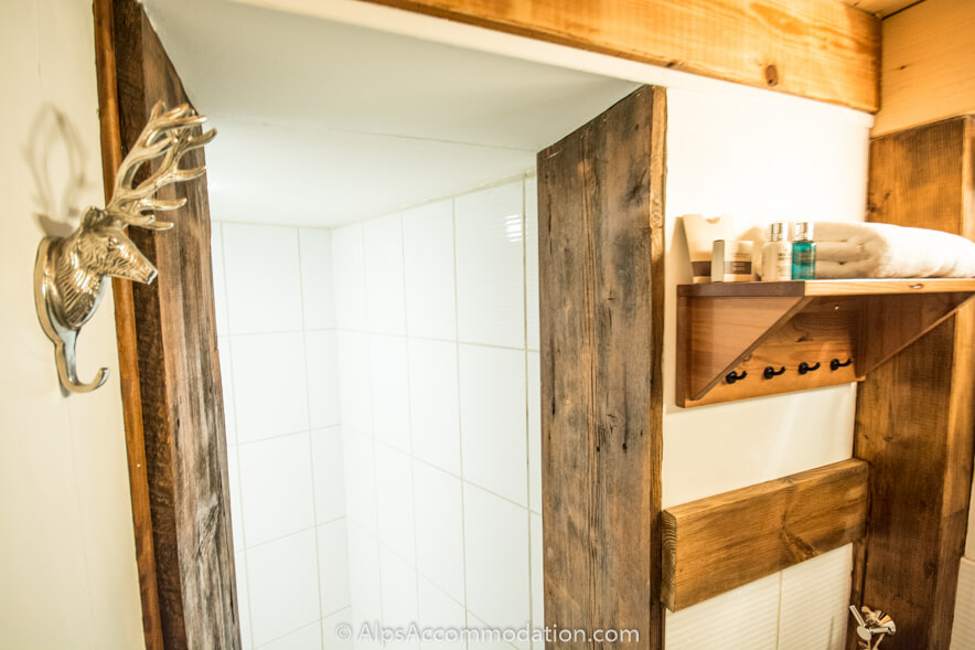 The Mazot Samoëns - Twin bedroom ensuite with luxurious toiletries