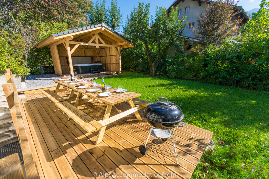 Chalet Chamoissière Samoëns - Large lawned garden with terraced area, outdoor furniture, BBQ and a large hot tub