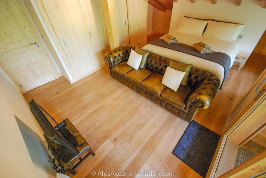 Chalet Maya Samoëns - Luxurious master bedroom with king size bed, leather sofa and balcony with stunning mountain views