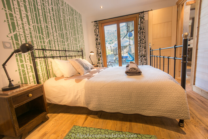 Chalet Tir na nOg Samoëns - Spacious and beautifully decorated ensuite king size bedroom with doors leading to terrace