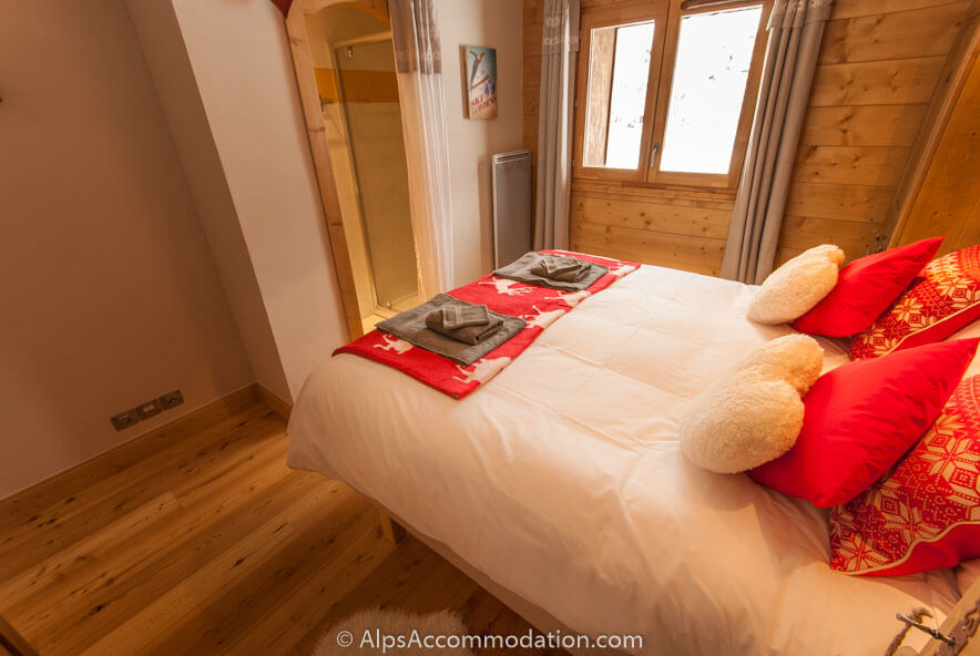 Chardons Argentés D3 Samoëns - Spacious and beautifully decorated ensuite bedroom