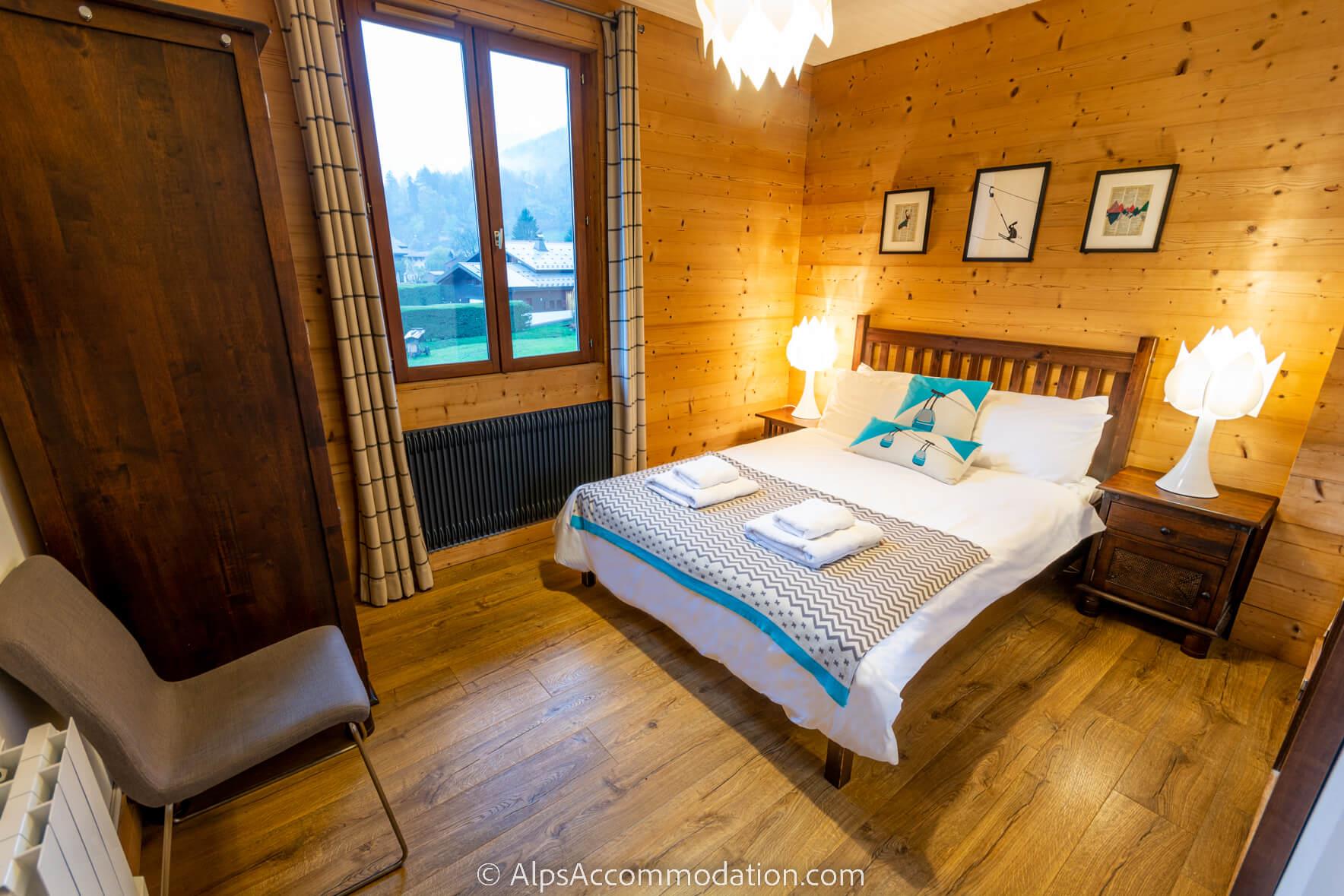 Chalet Moccand Samoëns - Double ensuite with beds made with crisp white linen and towels provided