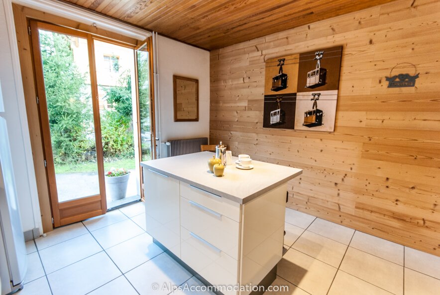 Chalet Moccand Samoëns - Kitchen with breakfast island and ample workspace