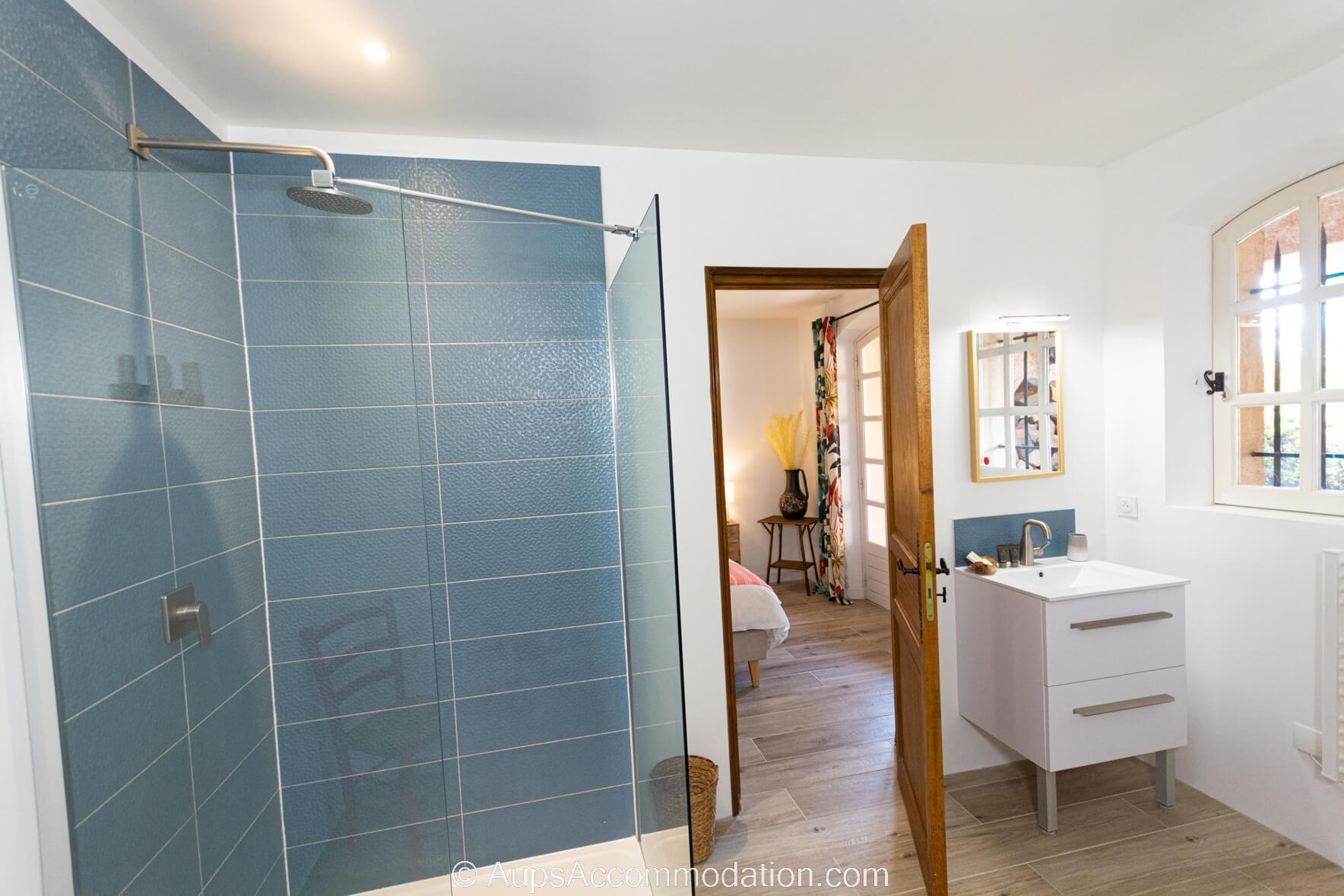 Le Mas Aups - Ensuite bathroom to bedroom 1 with shower and separate bath