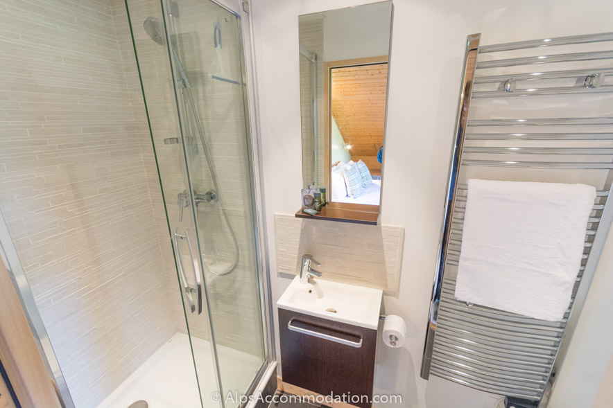 Chalet Bleu Morillon - The upper level double bedroom features an ensuite bathroom with shower
