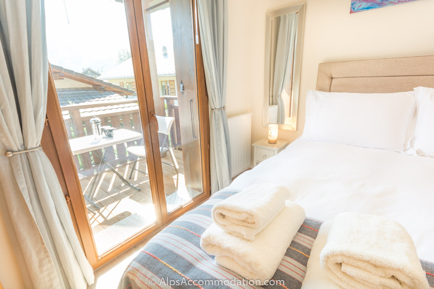 Le Clos F6 Samoëns - Bright and spacious queen bedroom with fabulous views and access to sunny balcony