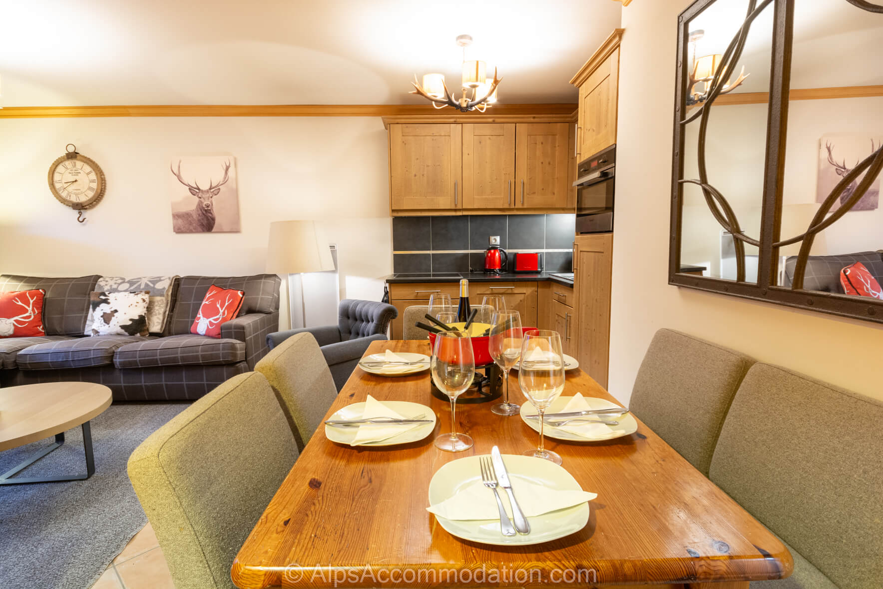 Chardons Argentes G6 Samoëns - Comfortable dining area with luxurious chairs