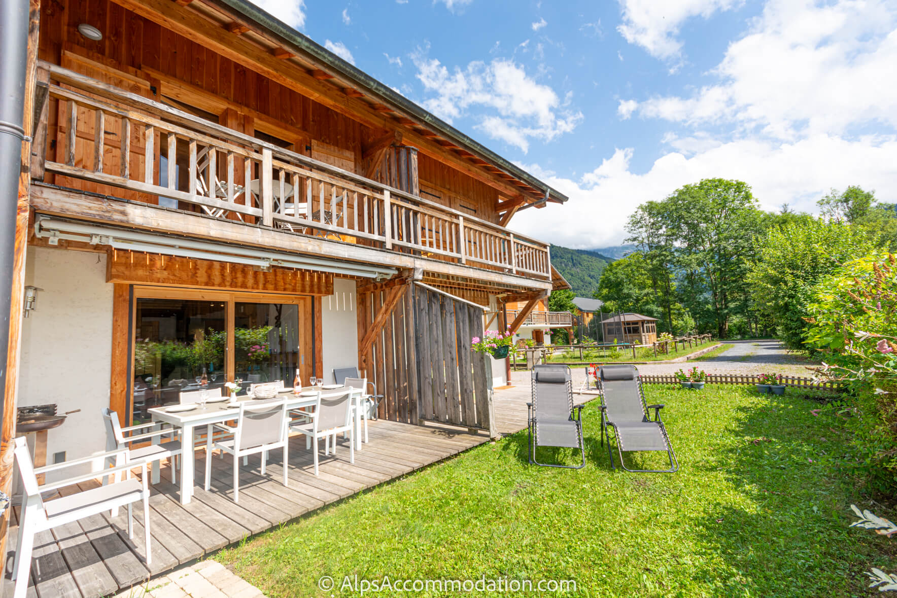 Chalet La Cascade Samoëns - Sunny south facing terrace with lawned gardens