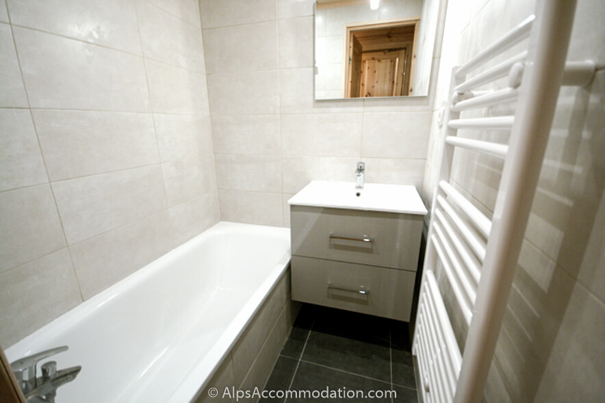 Chalet Booboo Morillon - Enjoy a relaxing bath in the modern bathroom with towel radiator