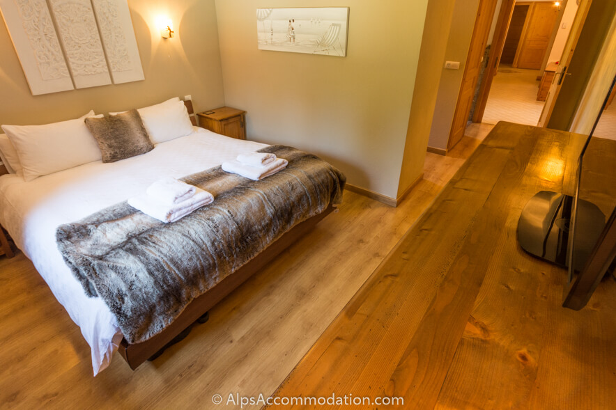 Chalet du Mont des Fraises Samoëns - The master bedroom complete with an ensuite bathroom and a storage area with floor to ceiling wardrobes