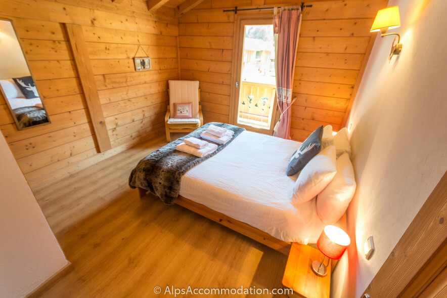 Chalet du Mont des Fraises Samoëns - Spacious super king bedroom features luxurious linen and soft furnishings