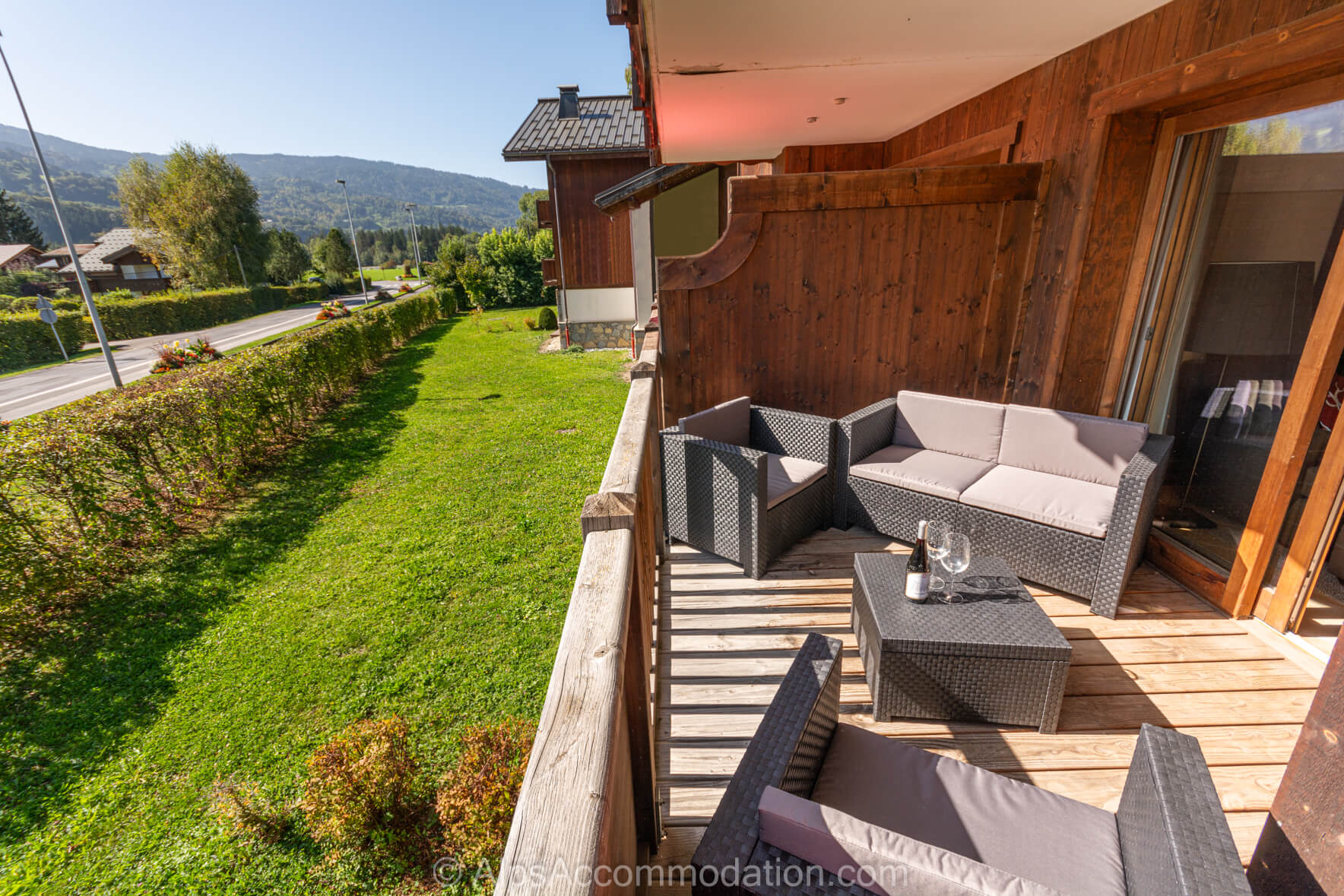 Chardons Argentes G6 Samoëns - South facing balcony with comfortable seating