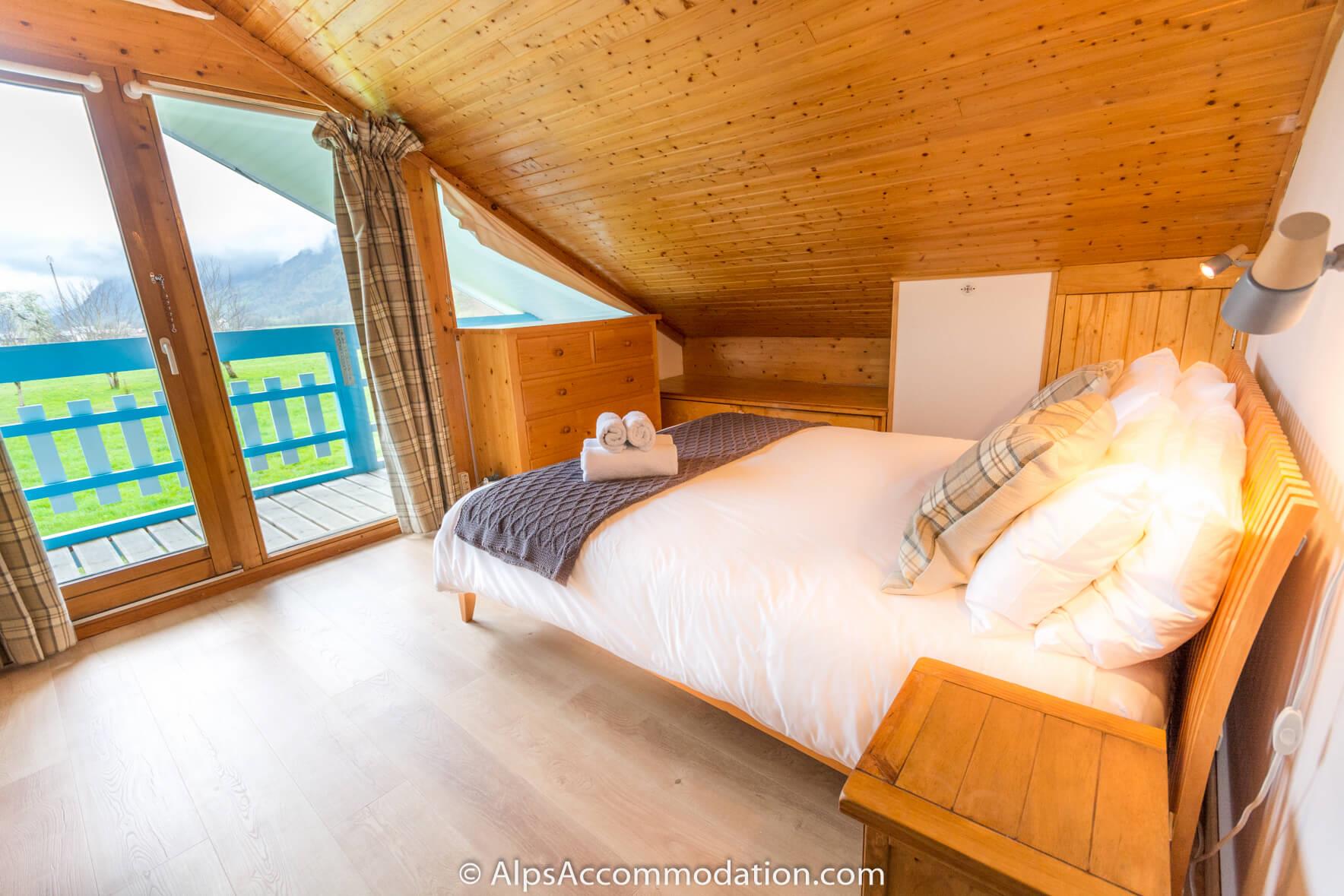 Chalet Bleu Morillon - Ensuite king bedroom on the upper level offering stunning views from its balcony