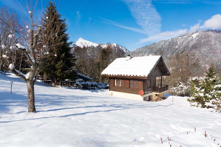 Chalet Le Gerbera La Rivière Enverse - The large 1400m2 garden provides a great place to play and relax