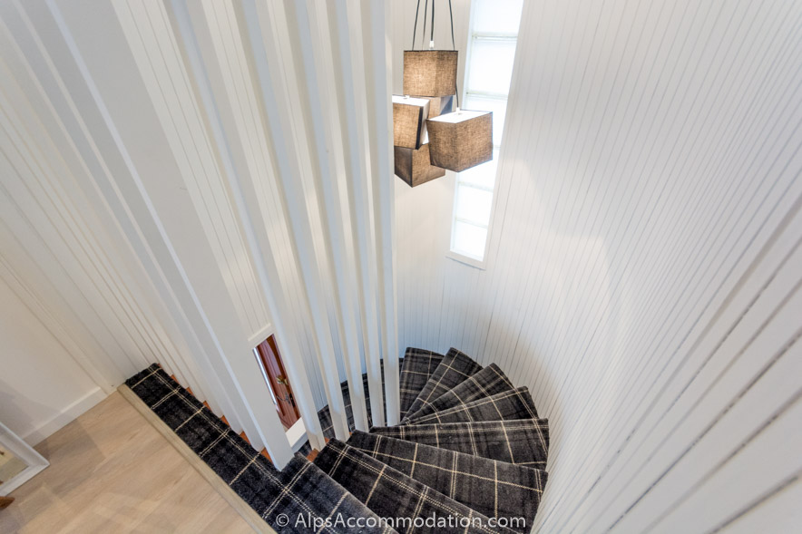 Chalet Falconnières Samoëns - The flowing staircase links all levels