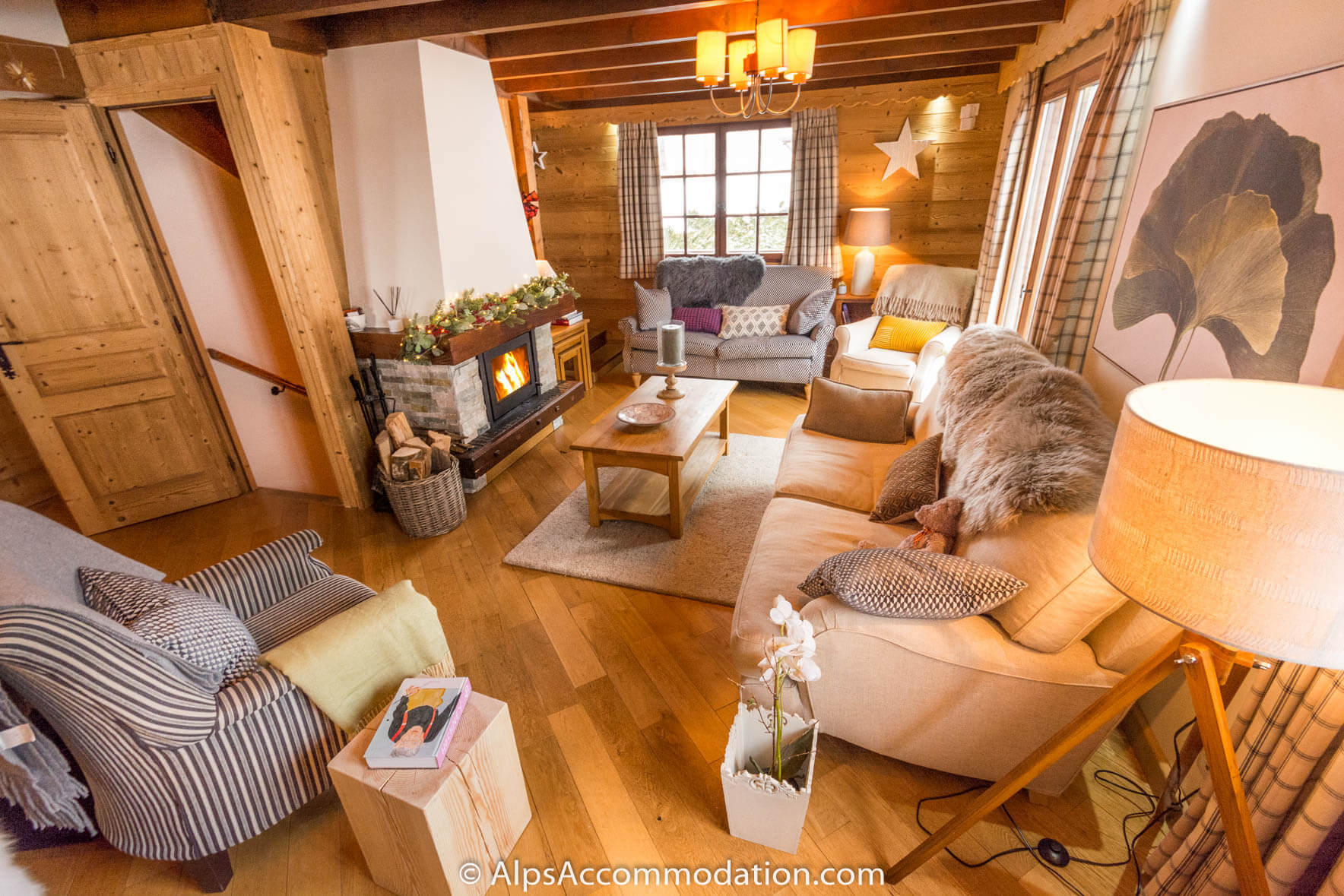 Chalet Étoile Morillon - The chalet features a living area with log fire and a separate snug with TV