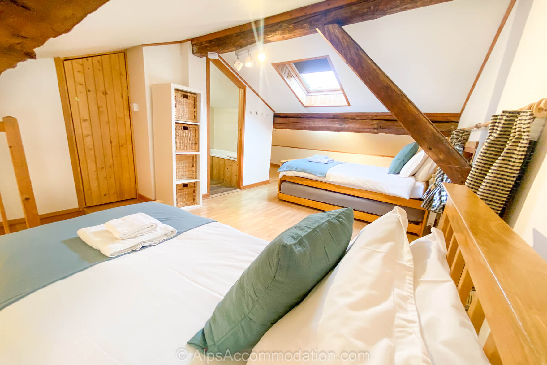 Chalet Mysig Samoëns - The ensuite triple bedroom features authentic exposed beams
