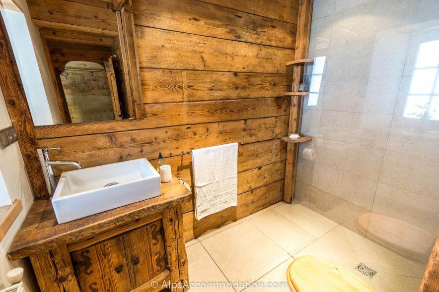 Chalet Skean-Dhu Samoëns - Charming family bathroom with walk in shower on the ground floor