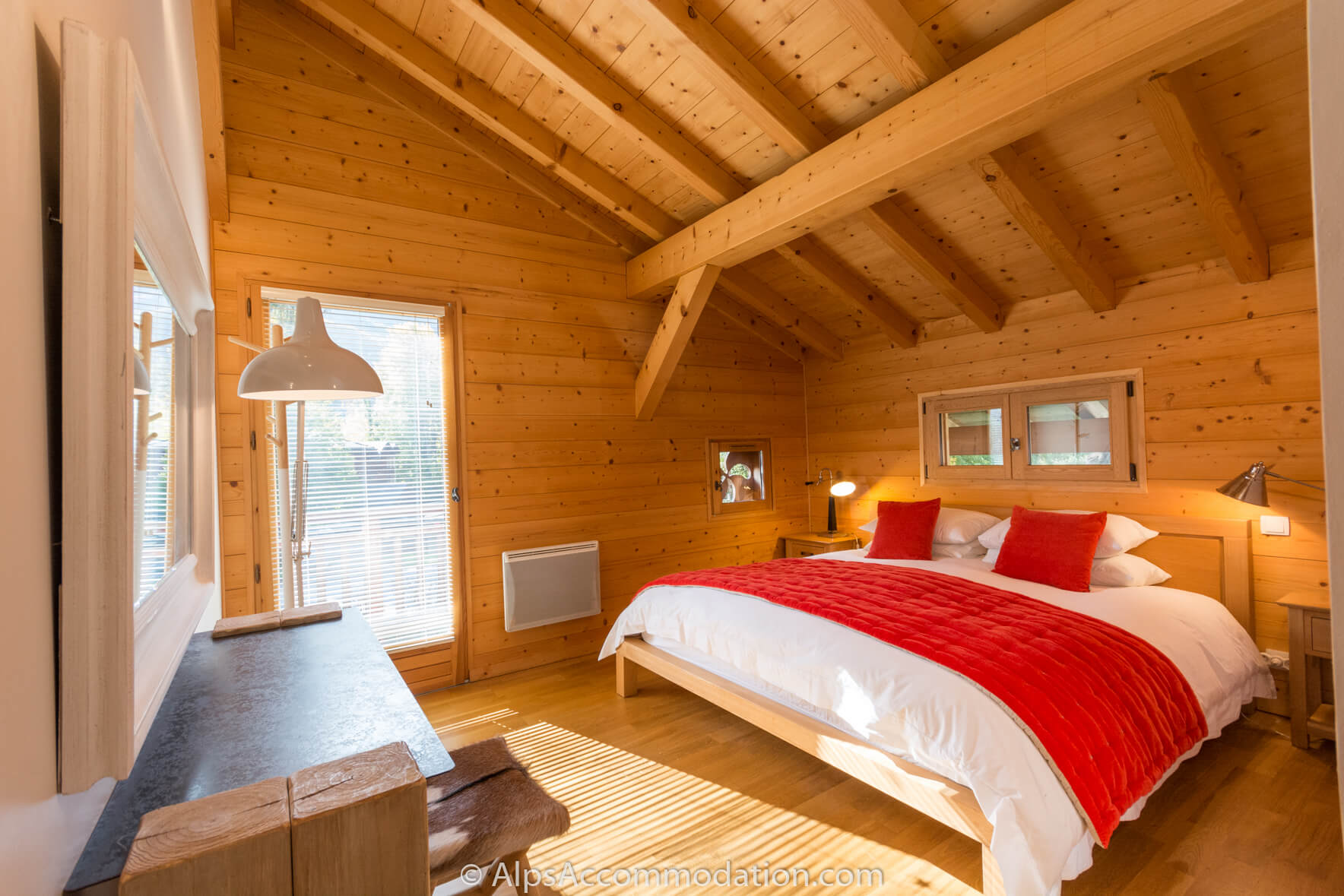 Chalet La Boissière Samoëns - Ensuite bedroom with luxurious king size bed and jacuzzi bath