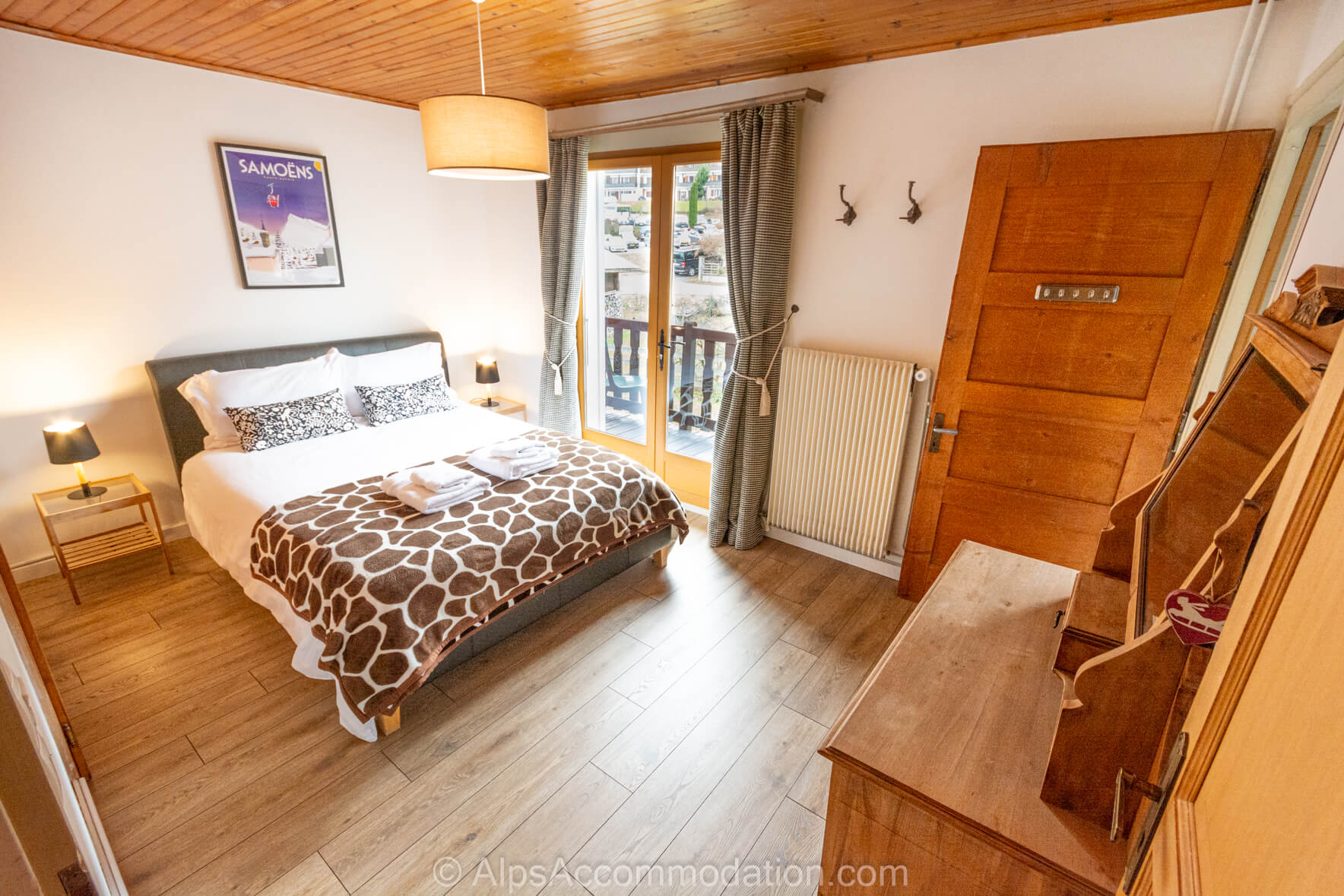 Chalet Mysig Samoëns - Spacious ensuite bedrom with balcony