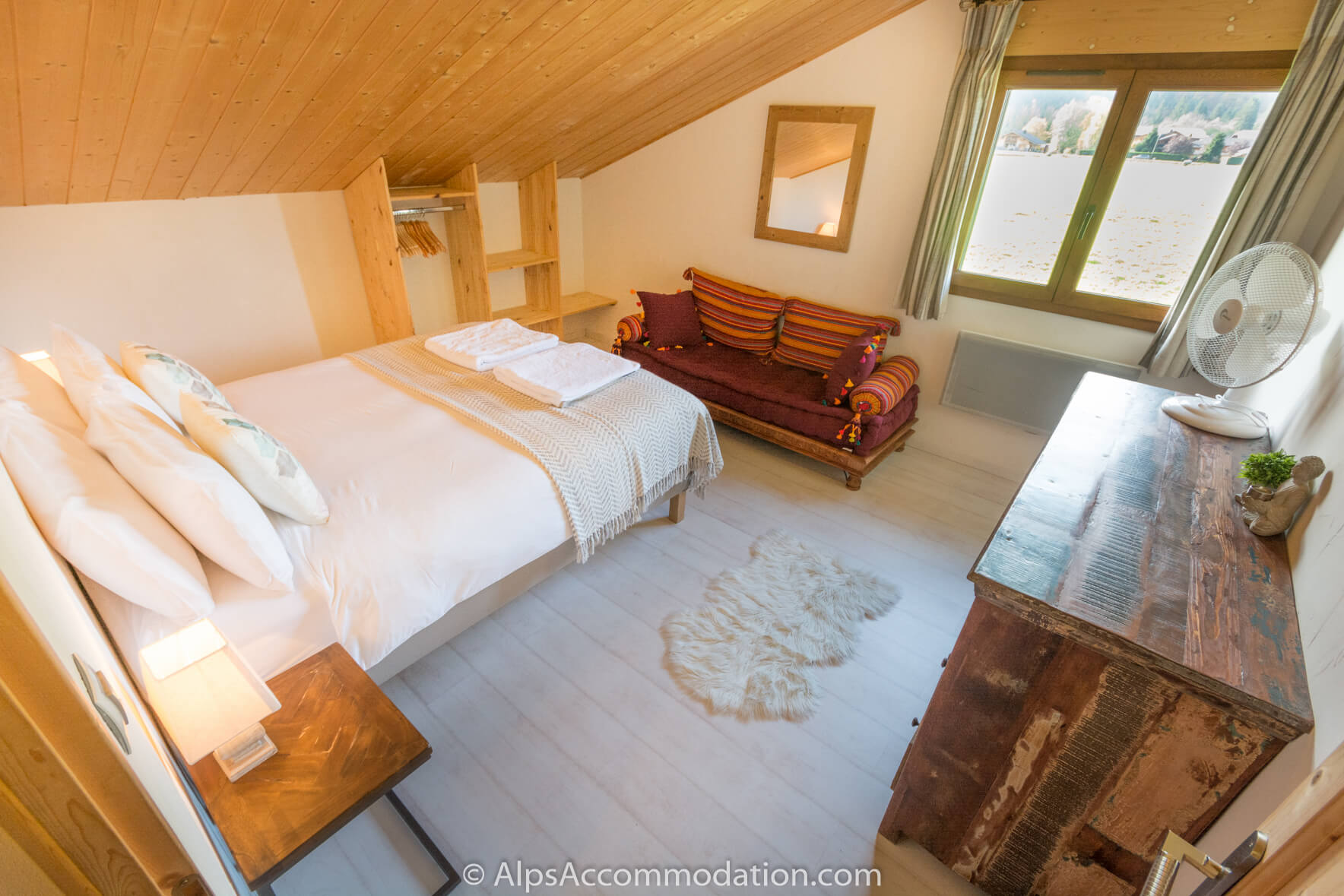 Chalet Jeroboam Samoëns - Spacious queen bedroom with amazing Alpine views