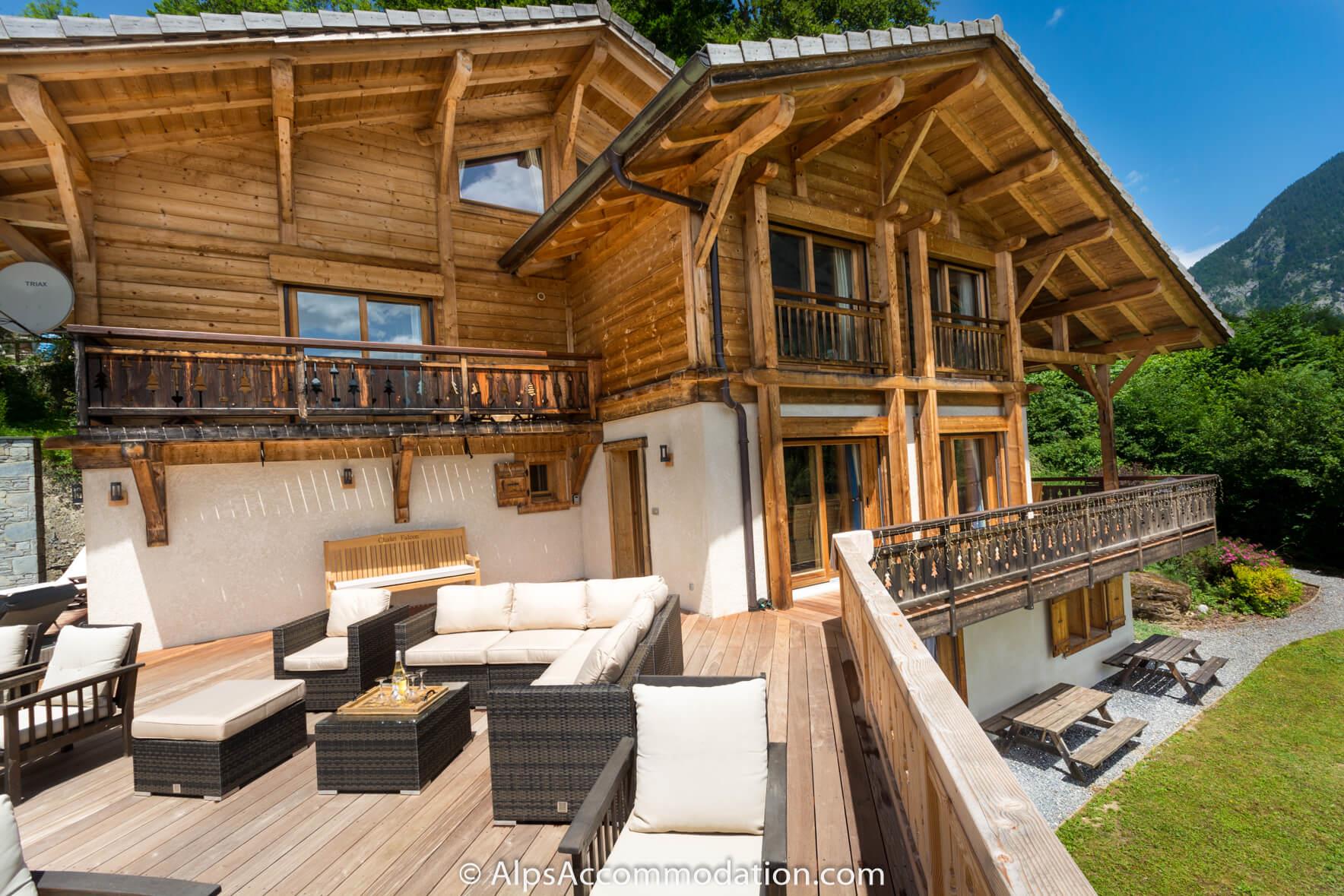 Chalet Falcon Samoëns - Fantastic outdoor areas including a flat lawned garden and table tennis