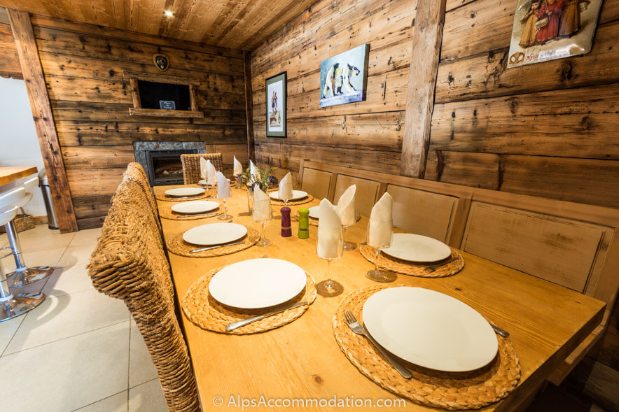 Chalet Skean-Dhu Samoëns - The cosy dining area with log fire