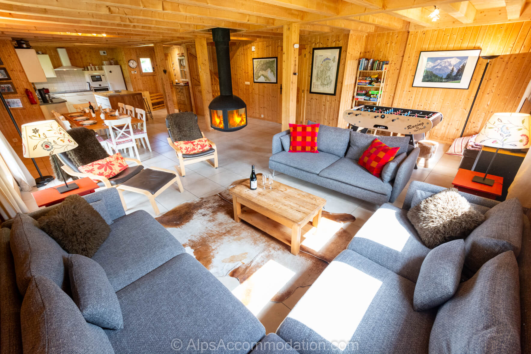 Chalet Esse Samoëns - Relax in the comfortable living area with unique log fire