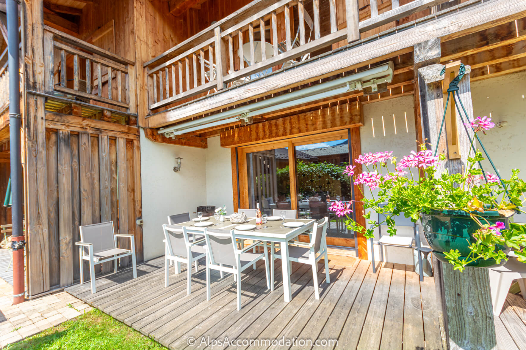 Chalet La Cascade Samoëns - Terrace and garden with table and chairs, sun loungers, and BBQ provided