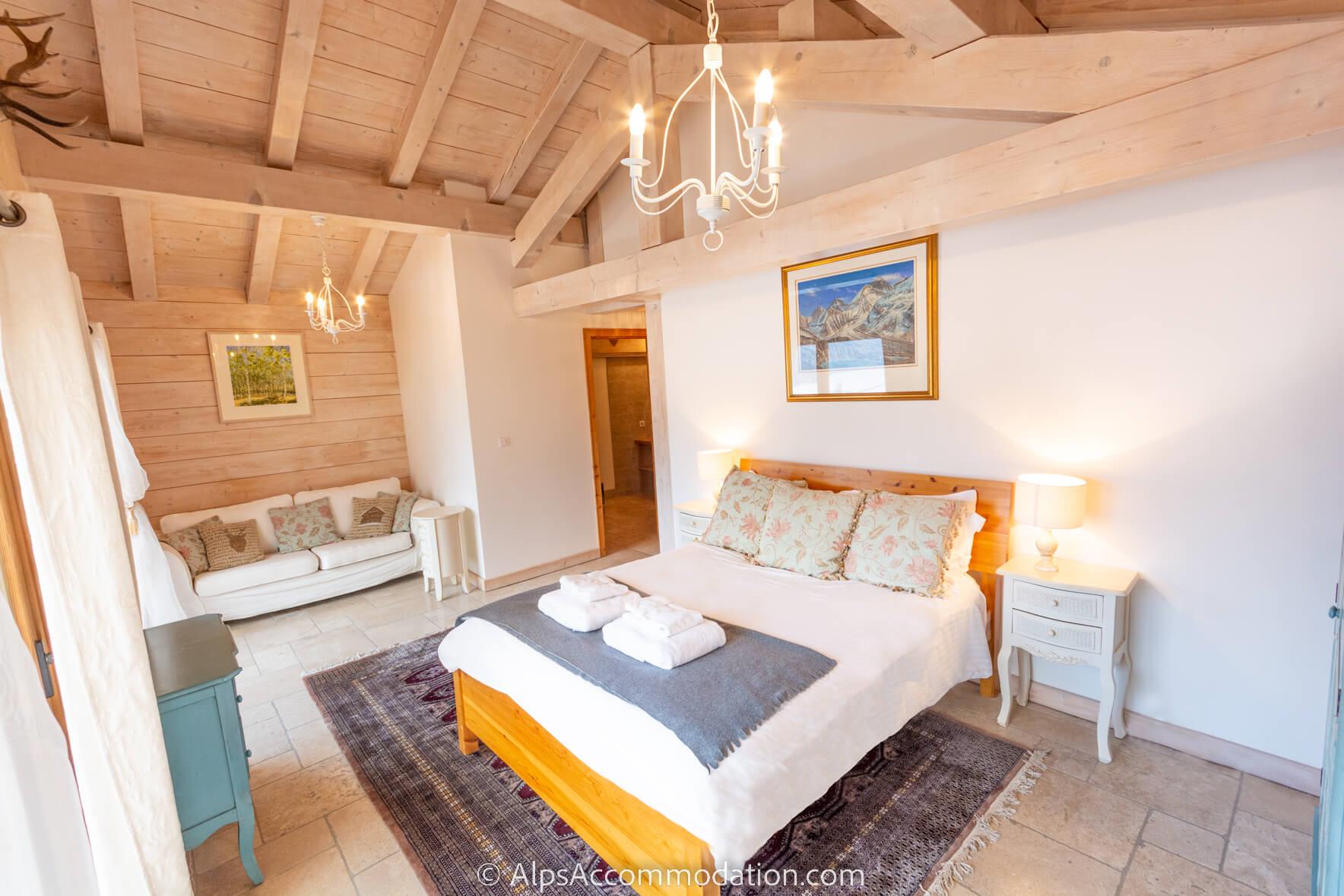 Chalet Falcon Samoëns - The elegant master bedroom with double height ceiling and ensuite bathroom with king bed and additional single bed