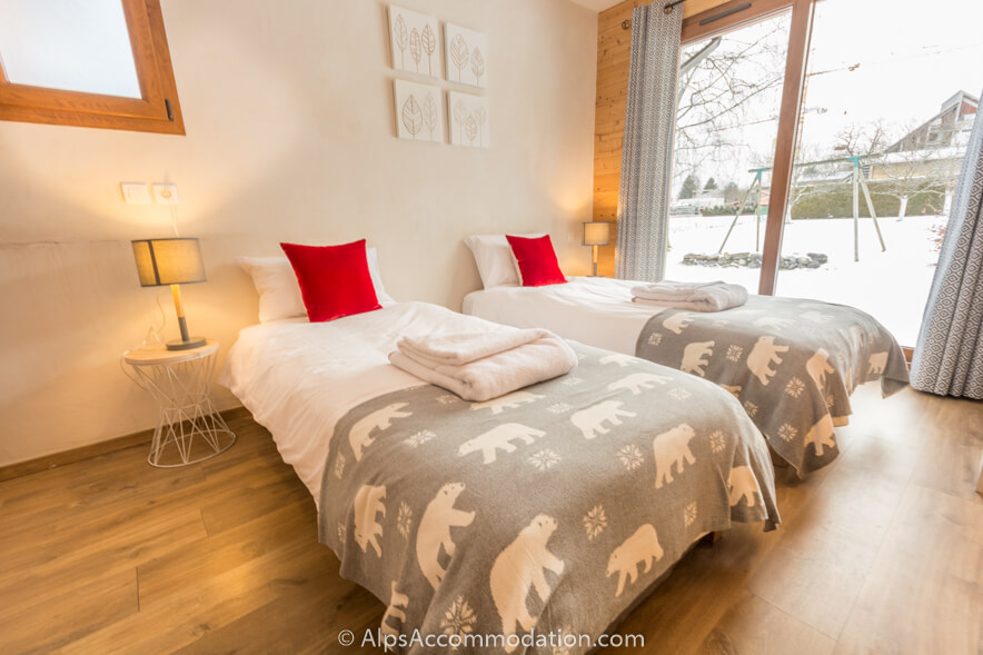  Chalet Balthazar Samoëns - A twin bedroom (super king size on request) with ensuite bathroom and great views