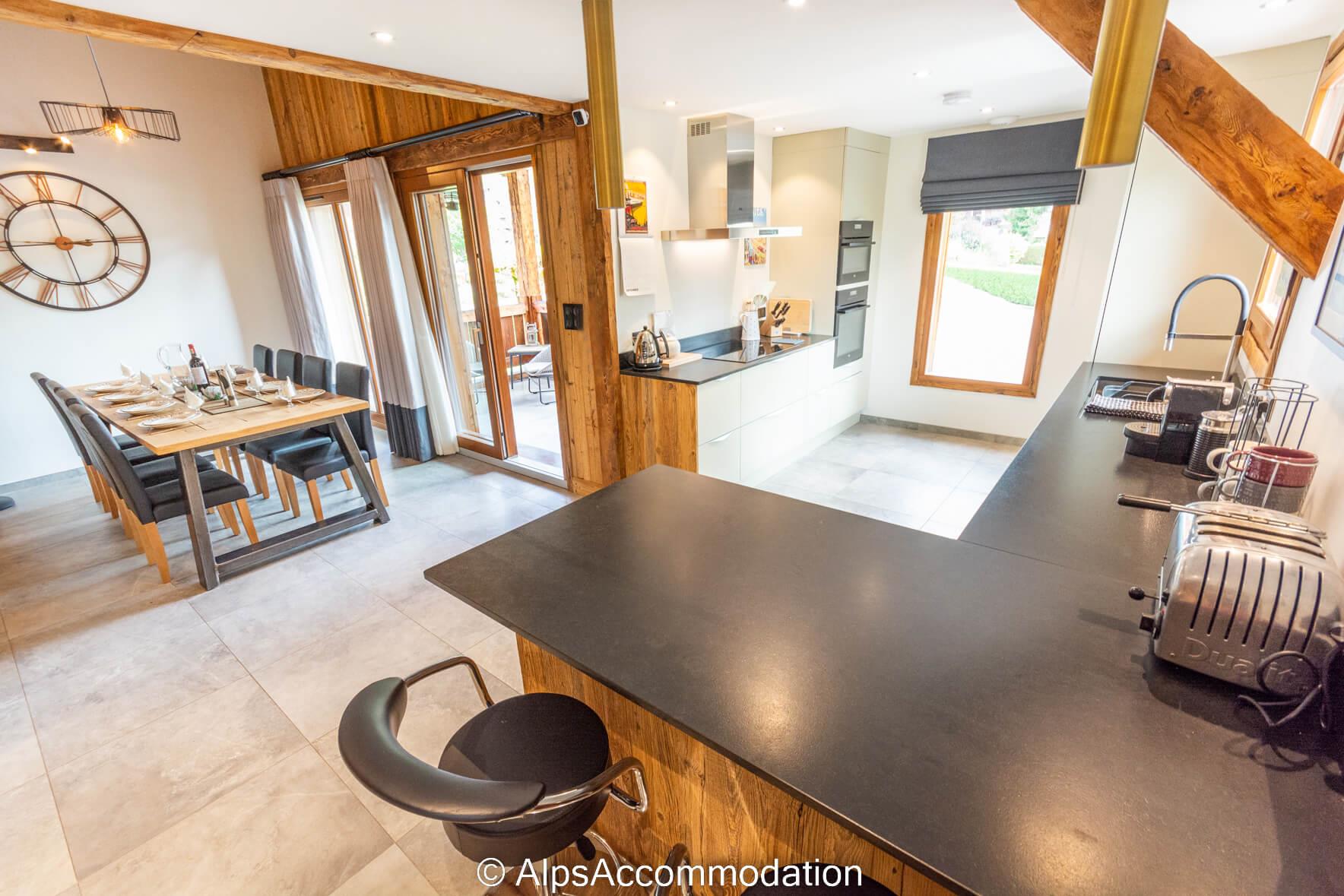 Chalet Lily Samoëns - Fully equipped kitchen and comfortable dining area