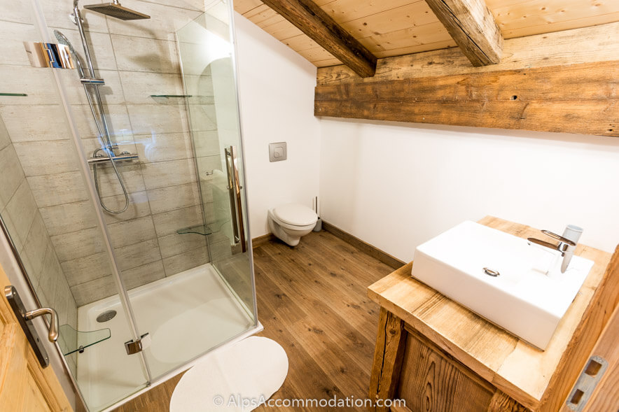 Chalet Skean-Dhu Samoëns - The ensuite bathroom of the family room features a large shower