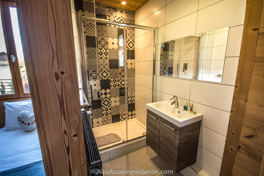 Chalet Moccand Samoëns - Twin bedroom ensuite bathroom with large shower A WC is located separately opposite