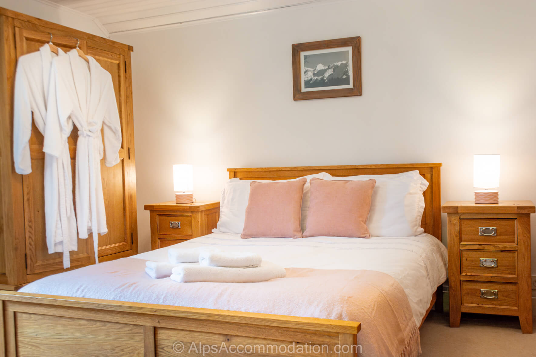 Chalet Chamoissière Samoëns - Spacious bedroom with luxurious king size bed and balcony