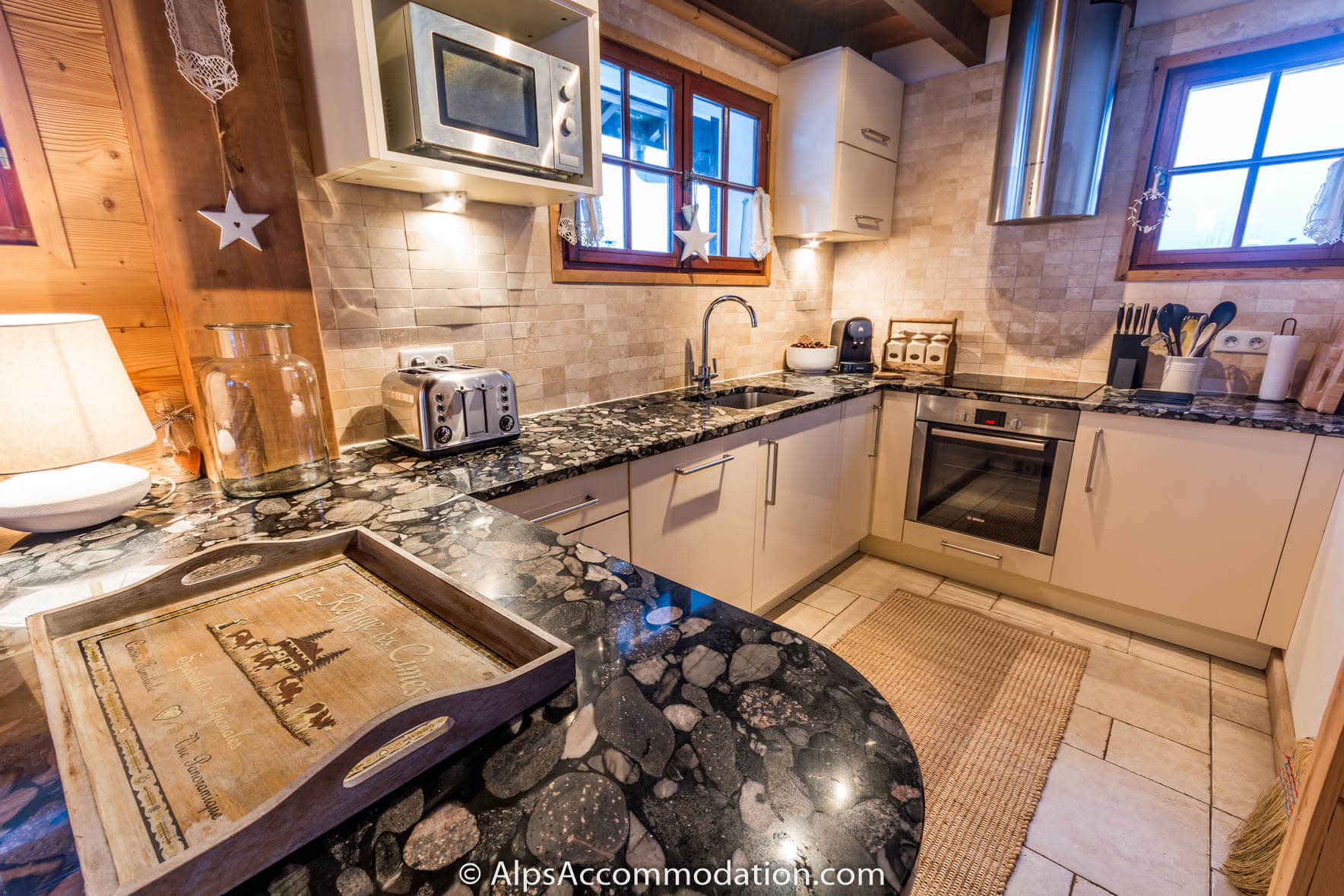Chalet Étoile Morillon - Well equipped kitchen featuring full size oven and dishwasher