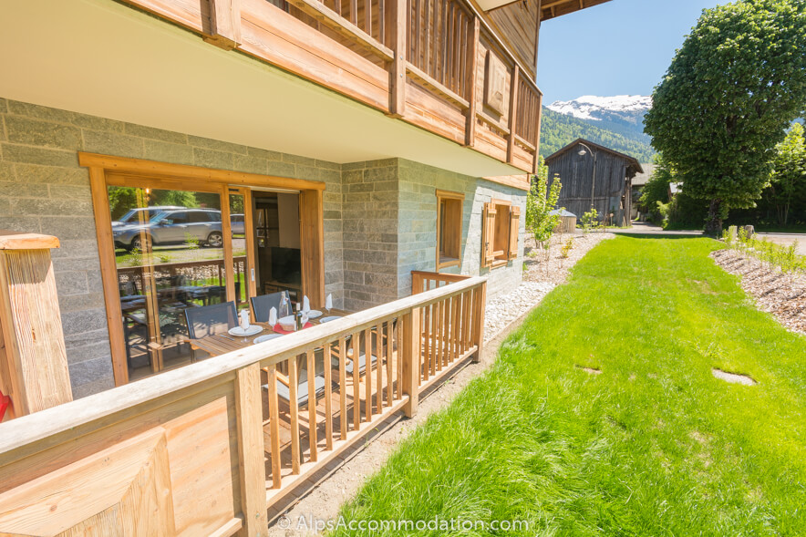 Apartment Bel Air Samoëns - The sunny balcony comes equipped with table and chairs