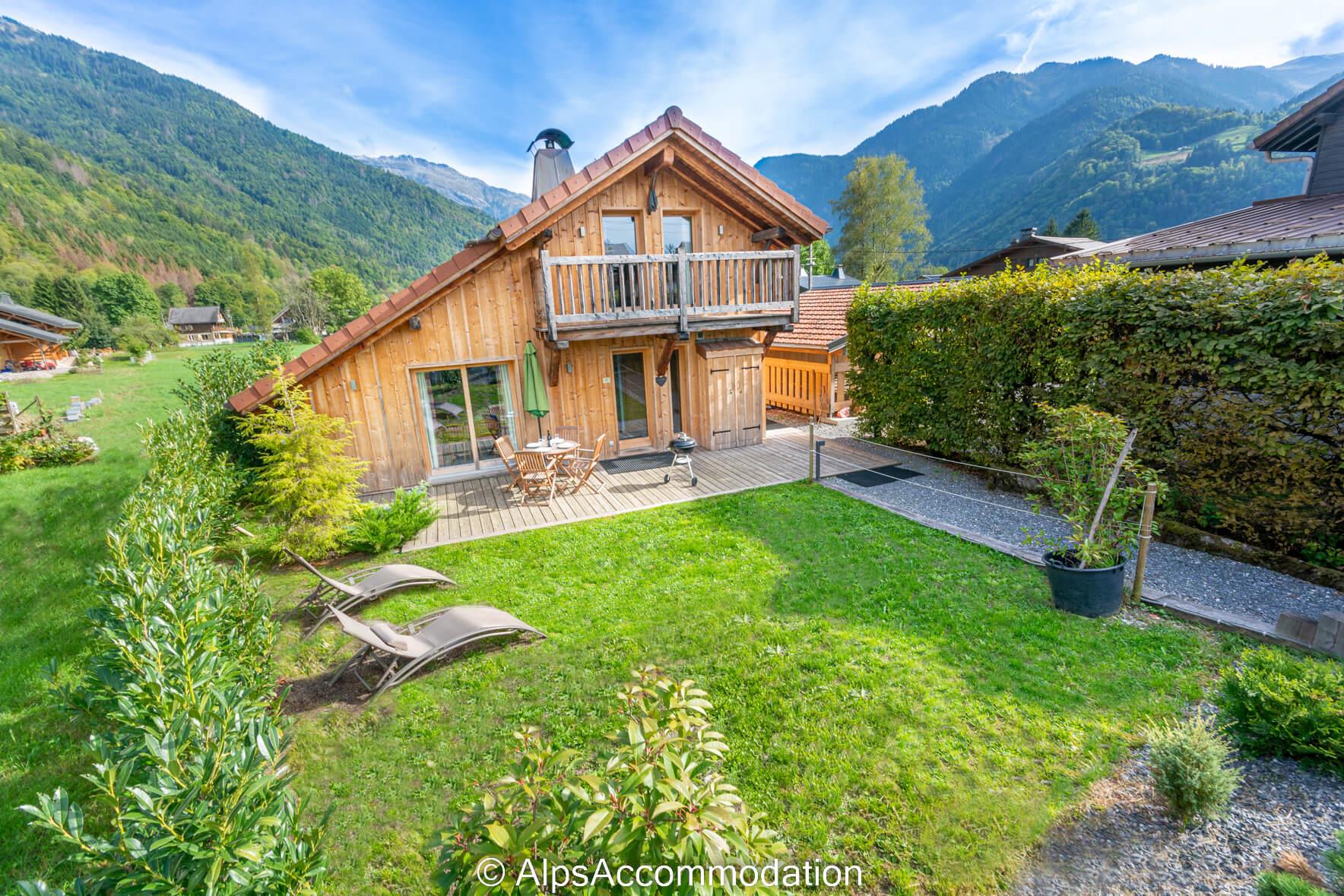 Chalet Petit Coeur Samoëns - Sunny garden with terrace BBQ and sun loungers
