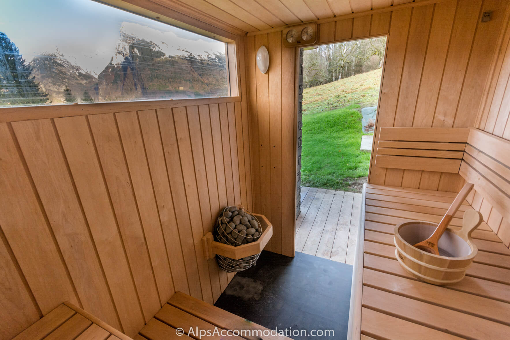 Chalet Sarbelo Samoëns - A sauna is located on the covered terrace and offers wonderful mountain views