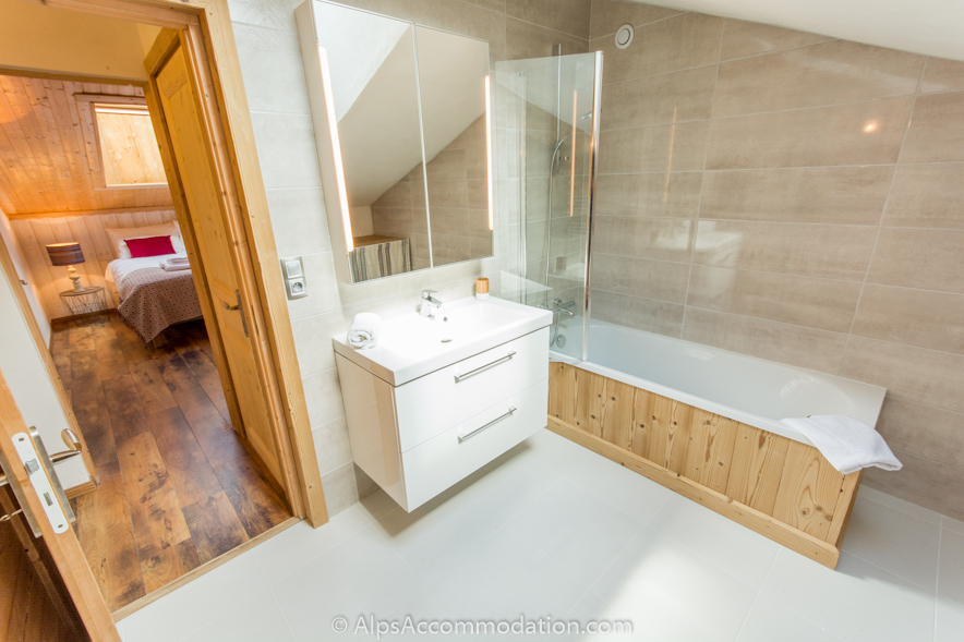 Chalet Jeroboam Samoëns - Family bathroom with bath and integrated shower