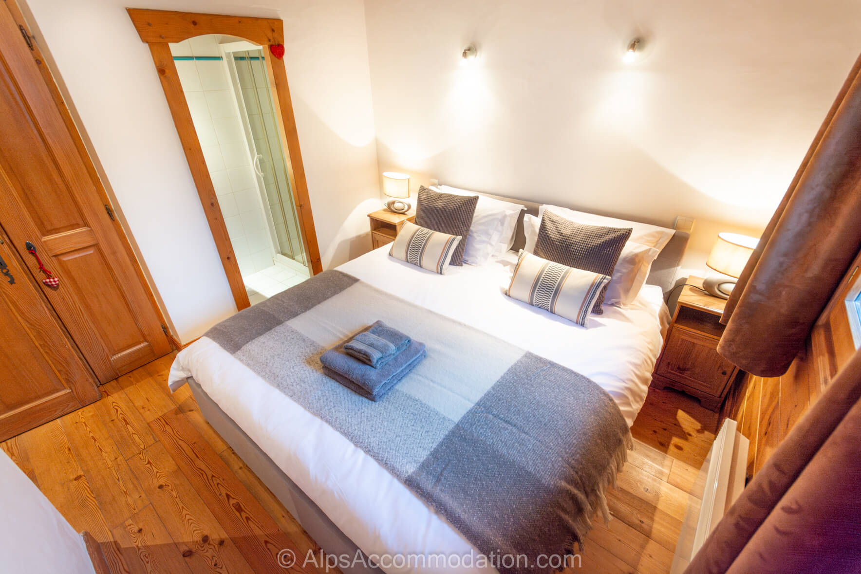 Villa Monette B5 Samoëns -  Spacious double bedroom with double height ceiling