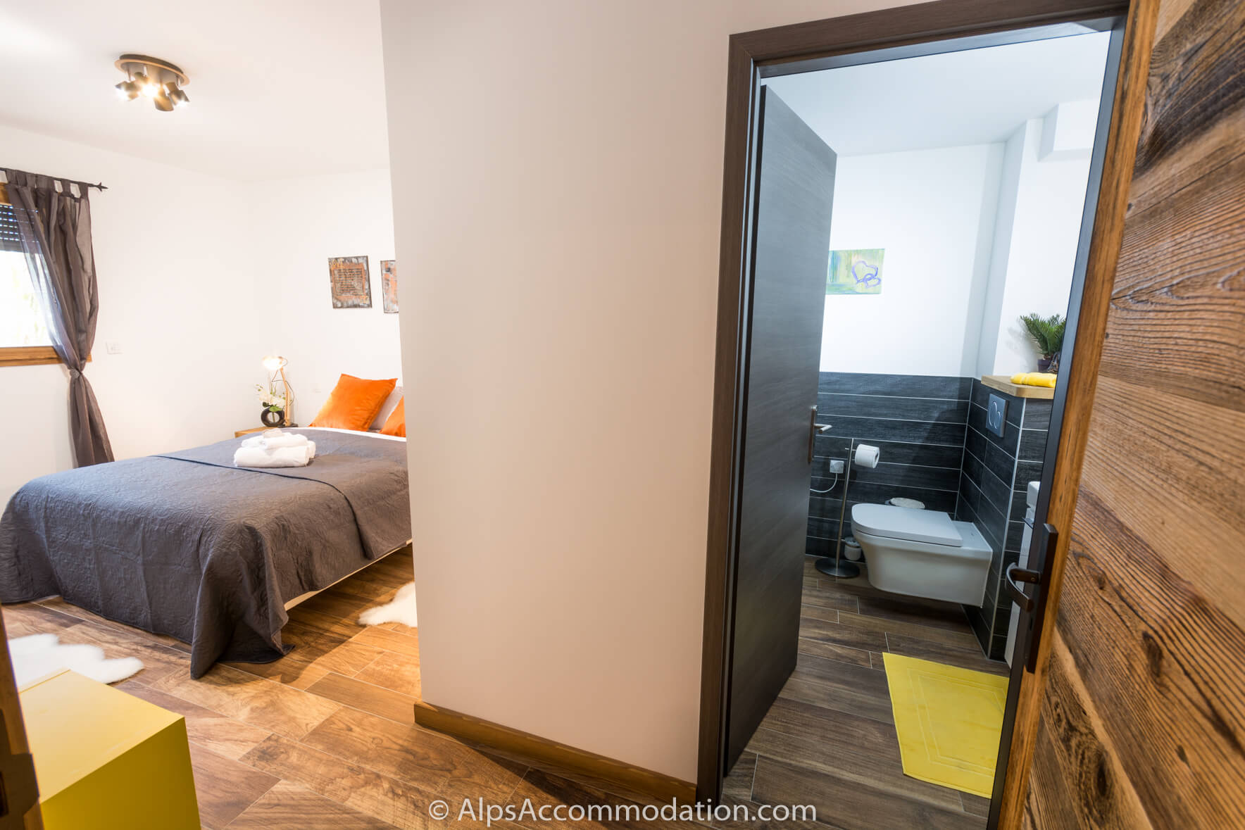 Chalet Sole Mio Morillon - A spacious ensuite bedroom on the lower level