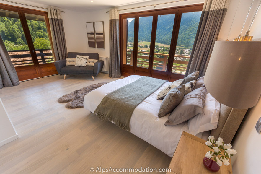 Chalet Falconnières Samoëns - This spacious bedroom features a sofabed which can sleep an additional child