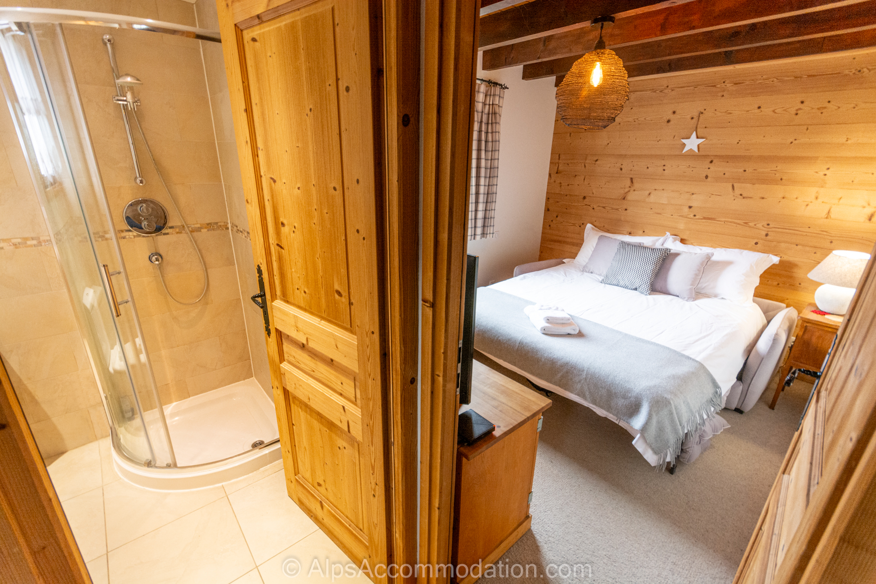 Chalet Etoile Morillon - Snug/bedroom 5 with quality king size sofa bed and adjacent family bathroom