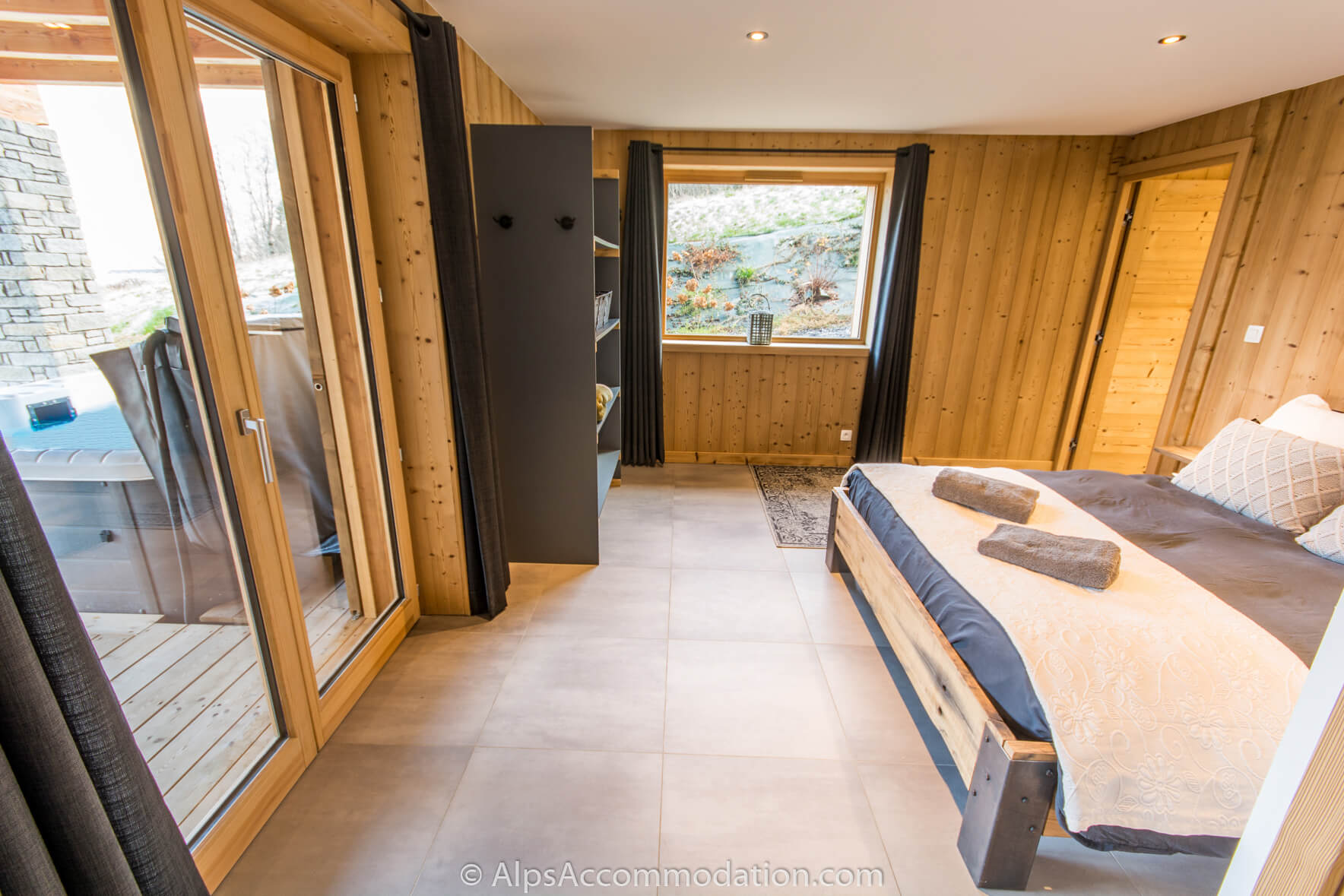 Chalet Sarbelo Samoëns - The spacious master bedroom has direct access to a covered terrace with hot tub