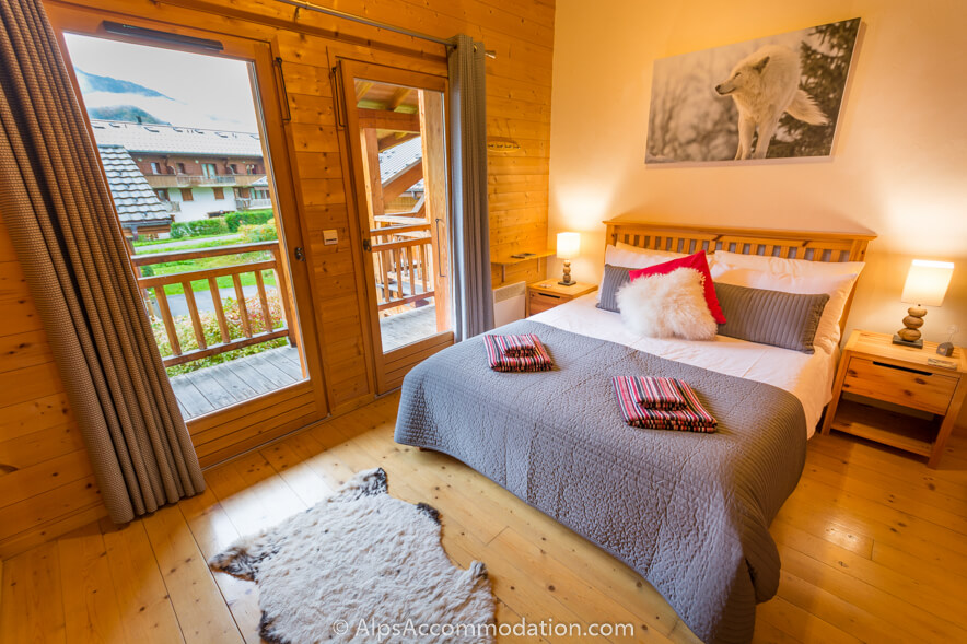 Chalet La Cascade Samoëns - Master bedroom with king size bed, ensuite bathroom and great views from a private sunny balcony