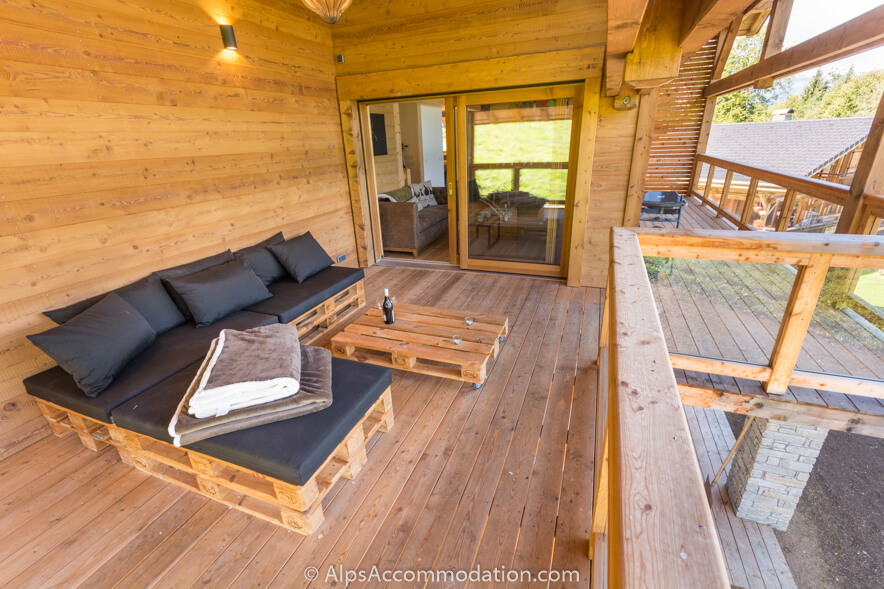 Chalet Sarbelo Samoëns - The covered balcony is a great place to enjoy an early morning sunrise
